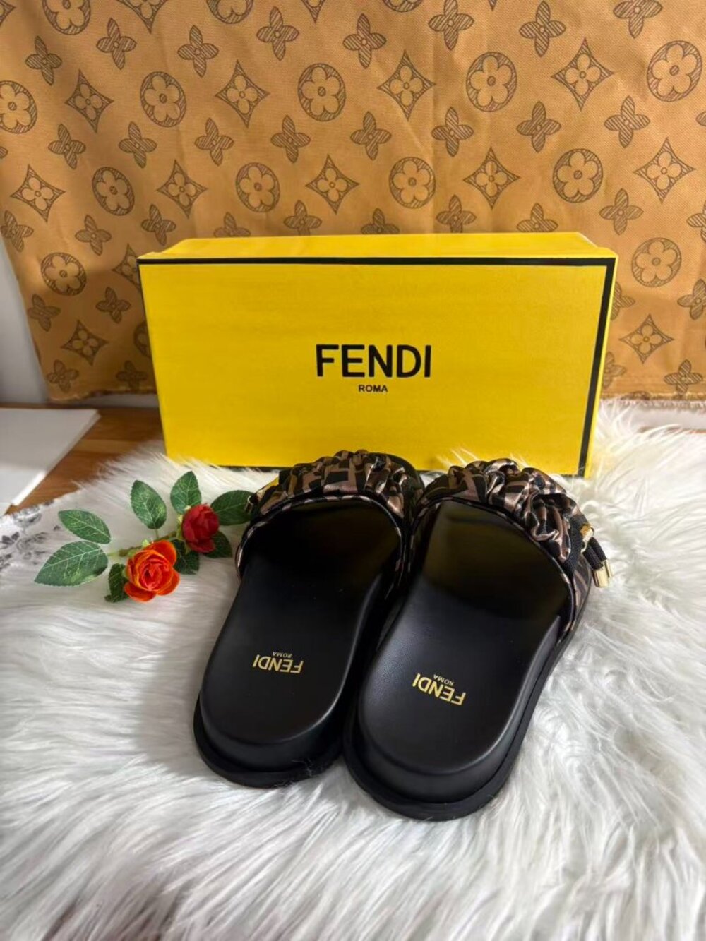 Women's Fendi slides - Picture 2 of 5